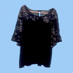 Black light weight flowered top